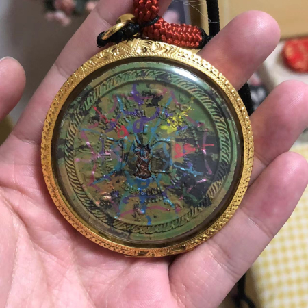 背面，可以看见入料的泽度金的五官和三色蜘蛛网符文