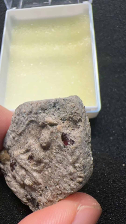 呢位置因師傅係手模做,師傅解釋因為用重料又不加入石灰或濕潤度高既泥土去做,所以呢個位係少少瑕疵!! ... ...